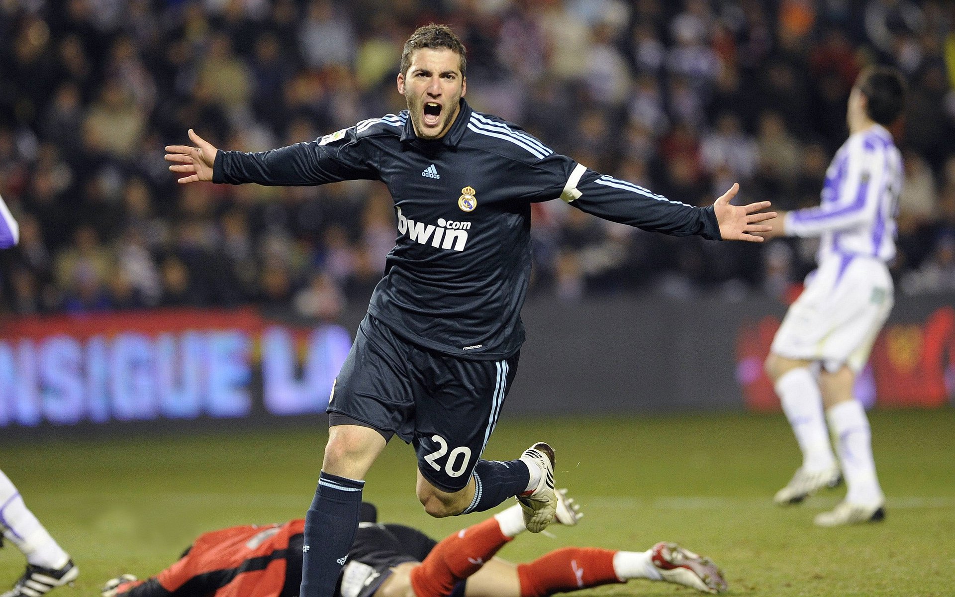 Jiu You-“亚戈·卡尔曼的快速突破与精准传球，成就阿根廷美洲狮队的全能进攻”